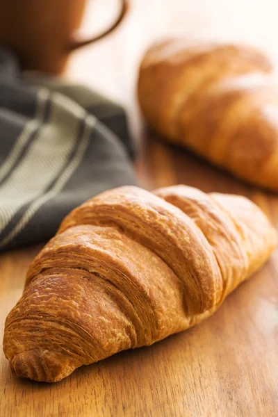 Smakelijke boterachtige croissant. — Stockfoto