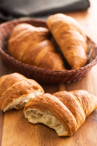 Croissants amanteigados saborosos . — Fotografia de Stock