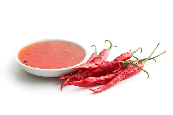 Červené chilli papričky a chilli omáčkou. — Stock fotografie