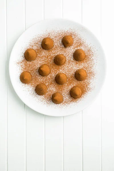 Sweet chocolate truffles and cocoa powder. — Stock Photo, Image