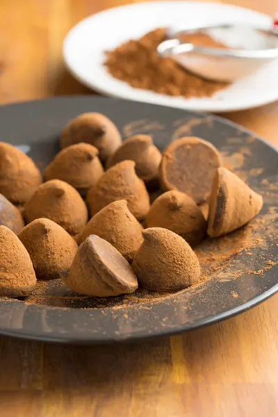 Sladké čokoládové lanýže a kakaový prášek. — Stock fotografie