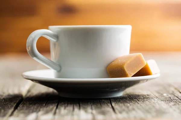 Xícara de café e doces de caramelo . — Fotografia de Stock