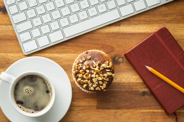 Pauze voor koffie en muffin op kantoor. — Stockfoto