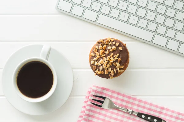 Pauze voor koffie en muffin op kantoor. — Stockfoto