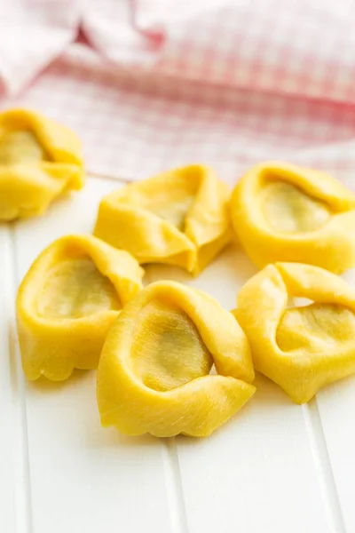 Olasz hagyományos tortellini tészta. — Stock Fotó