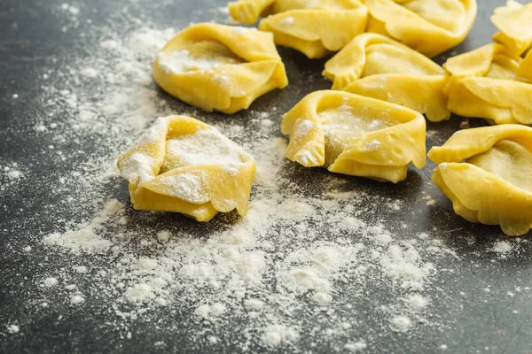 Italienische traditionelle Tortellini Pasta. — Stockfoto