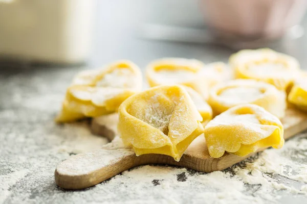 Olasz hagyományos tortellini tészta. — Stock Fotó