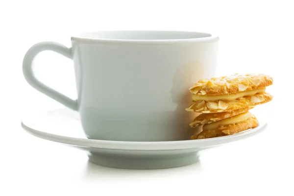 Biscoitos de amêndoa doce e xícara de chá . — Fotografia de Stock