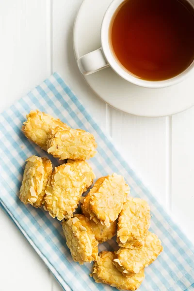 Biscoitos de amêndoa doce e xícara de chá . — Fotografia de Stock