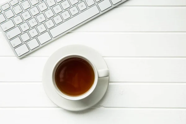 Tazza di tè e tastiera del computer . — Foto Stock