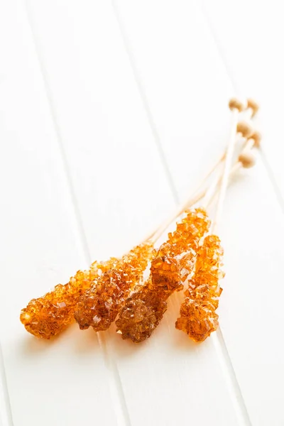 Bruin oranje suikerkristal op houten stick. — Stockfoto