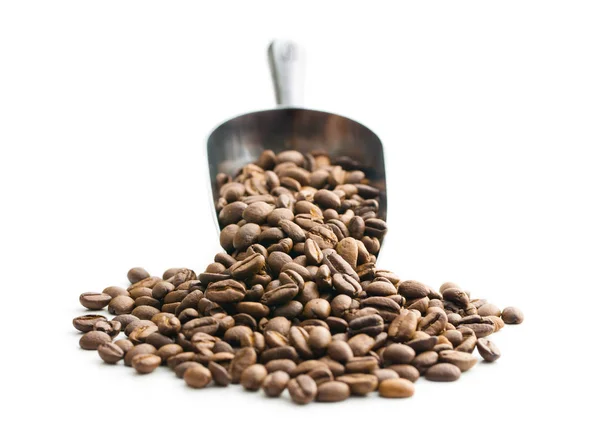 Kávová zrna v kovových kopeček. — Stock fotografie