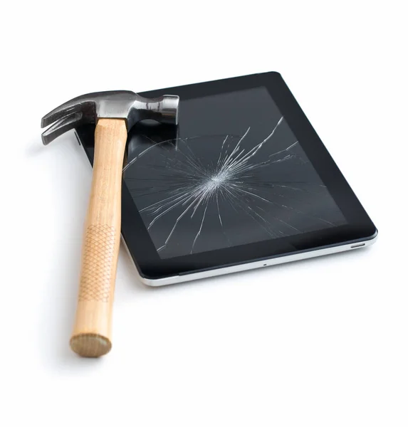 Tablet-Bildschirm mit Hammer zertrümmert. — Stockfoto