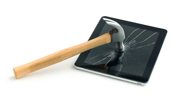 Tablet-Bildschirm mit Hammer zertrümmert. — Stockfoto