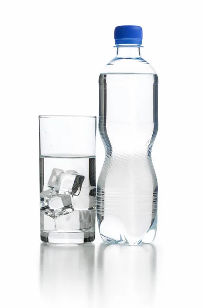 Glas reines Wasser mit Eiswürfeln. — Stockfoto