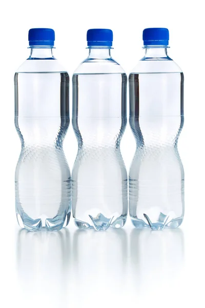 Malá plastová láhev s vodou. — Stock fotografie