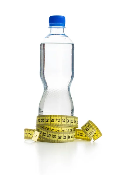 Láhev s vodou a měřicí pásky — Stock fotografie