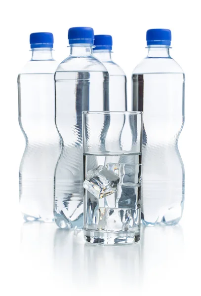Bicchiere di acqua pura con cubetti di ghiaccio. — Foto Stock