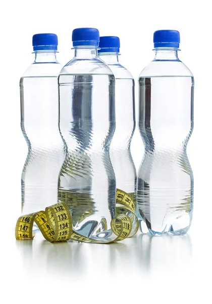 Su şişesi ve ölçüm bandı — Stok fotoğraf