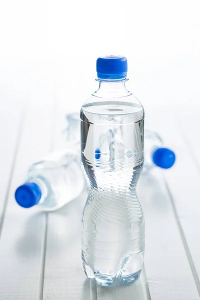 Kleine Plastikwasserflasche. — Stockfoto