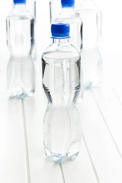 Kleine Plastikwasserflasche. — Stockfoto