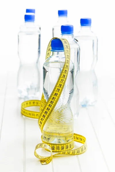 Sticlă de apă și bandă de măsurare — Fotografie, imagine de stoc