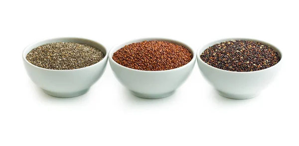 Kırmızı ve siyah quinoa ve chia tohum. — Stok fotoğraf