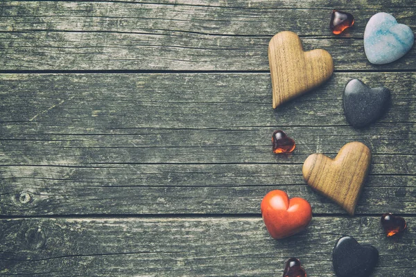 Coeurs divers sur table en bois . — Photo