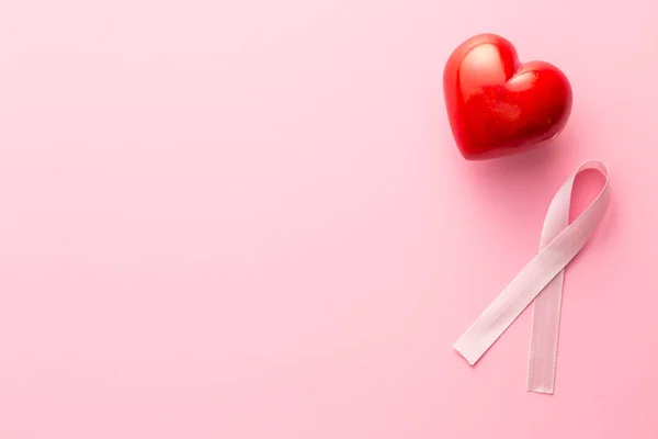 Cinta de cáncer de mama rosa y corazón . — Foto de Stock