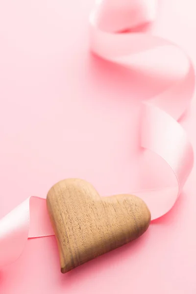 Houten hart en roze lint. — Stockfoto