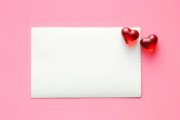 Tarjeta de felicitación en blanco y corazones . —  Fotos de Stock