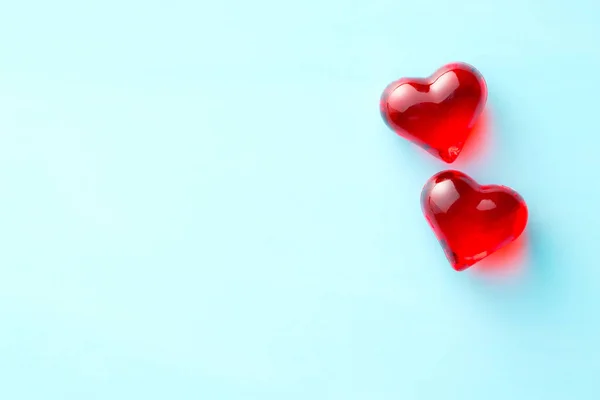 Rote Herzen auf blauem Hintergrund. — Stockfoto