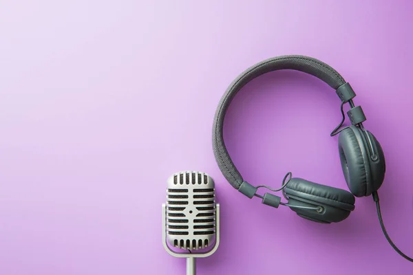 Вінтажний срібний мікрофон та навушники — стокове фото