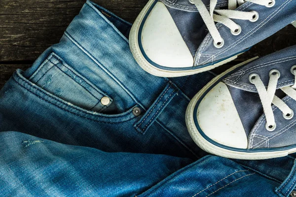 Blue jeans and vintage sneakers. — Stock Photo, Image