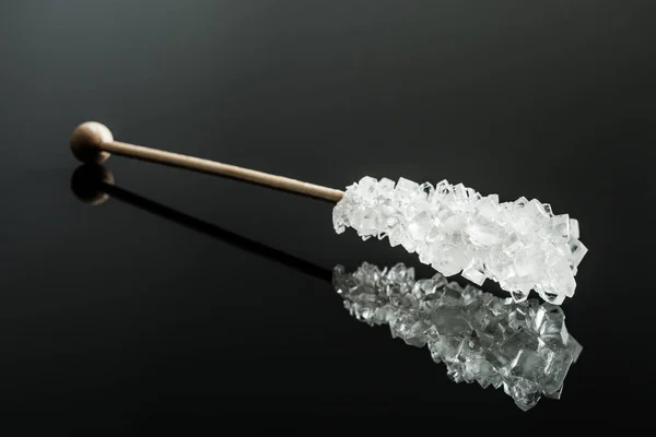 Кристаллизованный сахар на деревянной палочке . — стоковое фото
