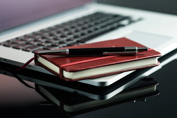 Laptop en dagboek met pen. — Stockfoto