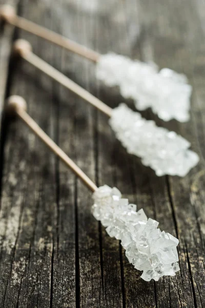 Krystalického cukru na dřevěnou hůl. — Stock fotografie