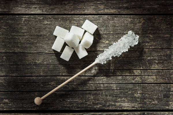木製の棒の結晶砂糖. — ストック写真
