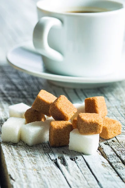 Коричневый и белый кубики сахара . — стоковое фото