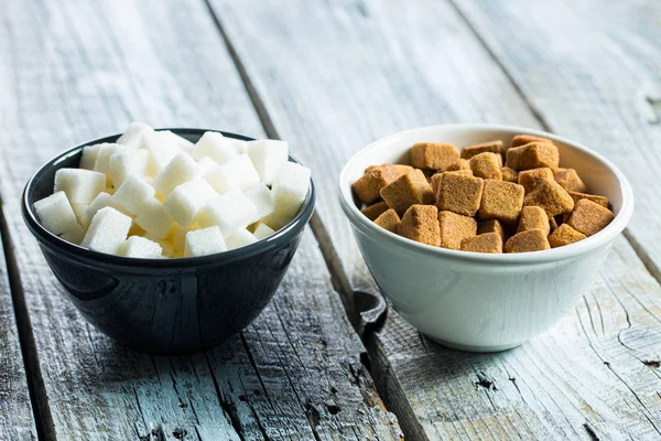 Brown and white sugar cubes. — Stock Photo, Image