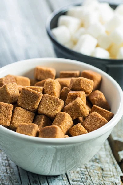 Brown and white sugar cubes. — Stock Photo, Image