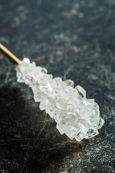 Кристаллизованный сахар на деревянной палочке . — стоковое фото