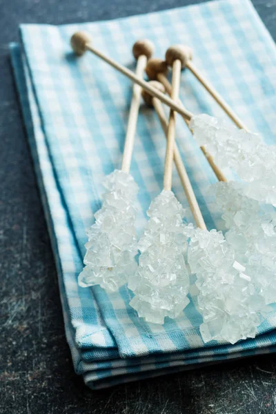Azúcar cristalizado en palo de madera . — Foto de Stock