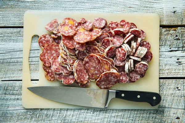 Savoureux salami tranché . — Photo