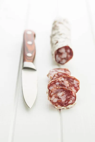 Salame affettato saporito . — Foto Stock