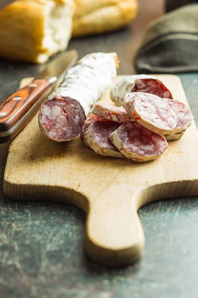 Smakelijke gesneden salami. — Stockfoto
