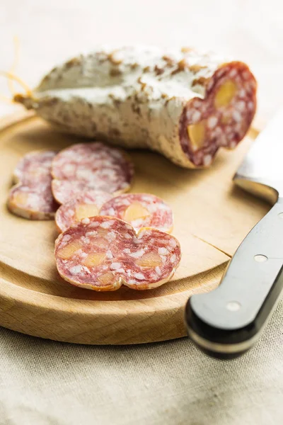 Smakelijke gesneden salami. — Stockfoto