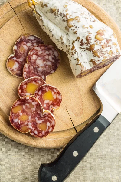 Smakelijke gesneden salami. — Stockfoto