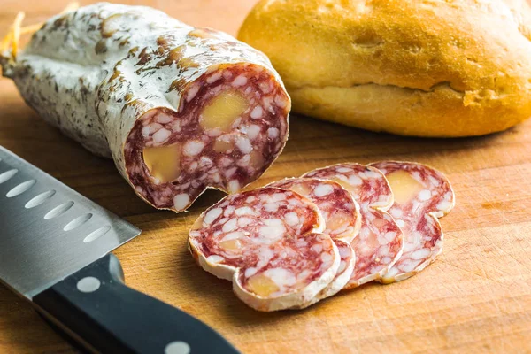 Välsmakande skivad salami. — Stockfoto