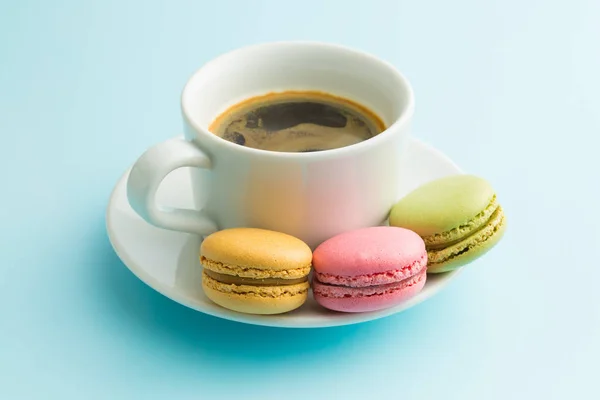 Leckere süße Macarons und Kaffeetasse. — Stockfoto